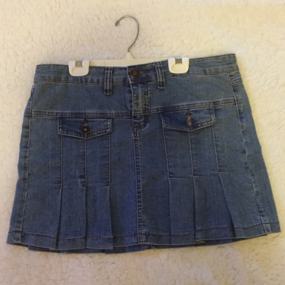 Pleated denim skirt